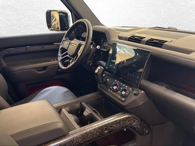 Land Rover Defender 110 P635 AWD AT OCTA Black Edition