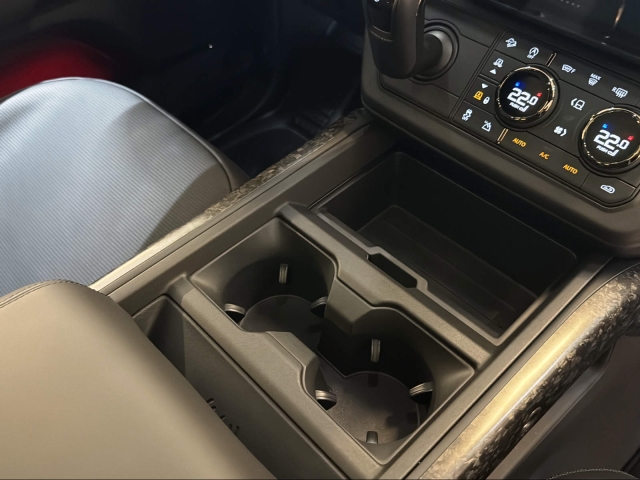 Land Rover Defender 110 P635 AWD AT OCTA Black Edition
