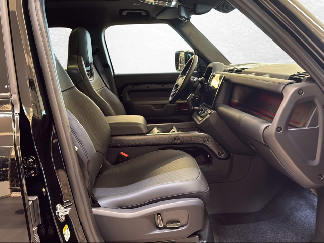Land Rover Defender 110 P635 AWD AT OCTA Black Edition