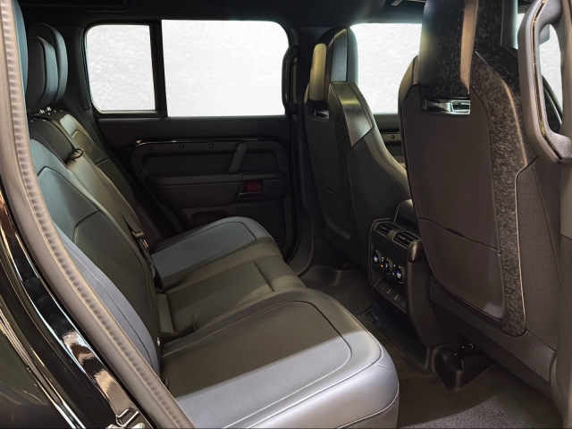 Land Rover Defender 110 P635 AWD AT OCTA Black Edition