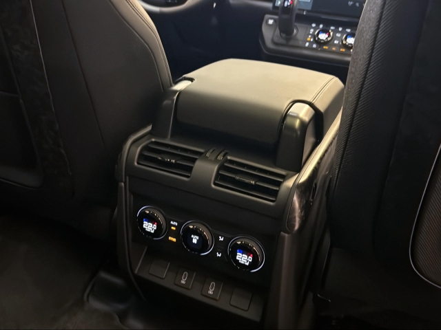 Land Rover Defender 110 P635 AWD AT OCTA Black Edition