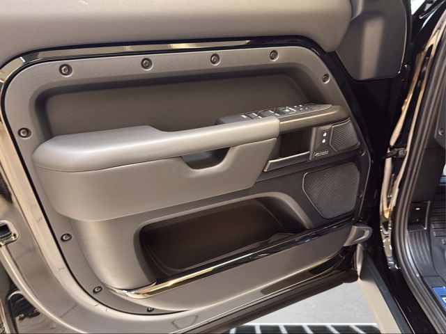 Land Rover Defender 110 P635 AWD AT OCTA Black Edition