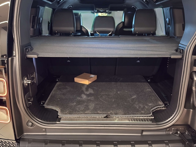 Land Rover Defender 110 P635 AWD AT OCTA Black Edition