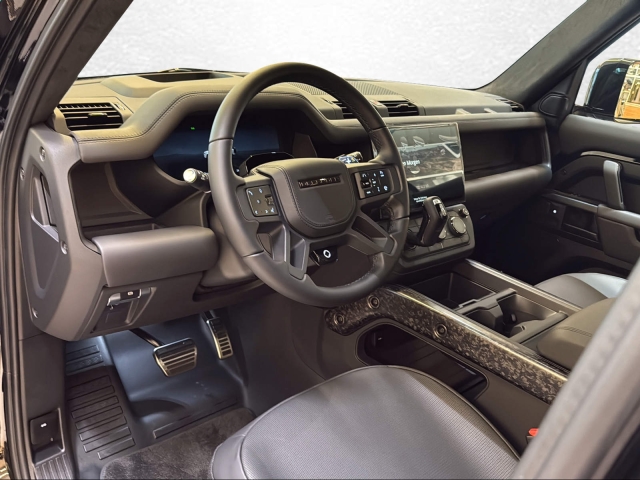 Land Rover Defender 110 P635 AWD AT OCTA Black Edition